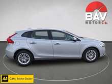 Volvo 2.0 T2 GPF Momentum Nav Plus Hatchback 5dr Petrol Manual Euro 6 (s/s) (122 ps)