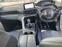 Peugeot 1.2 PureTech Allure SUV 5dr Petrol Manual Euro 6 (s/s) (130 ps)