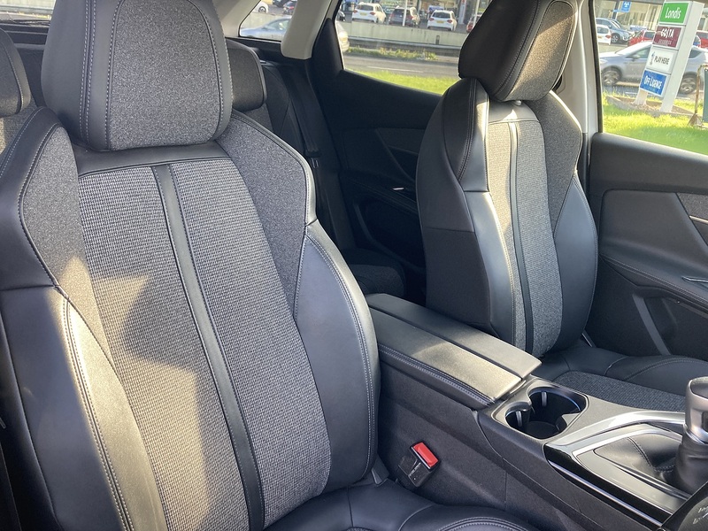 Peugeot 1.2 PureTech Allure SUV 5dr Petrol Manual Euro 6 (s/s) (130 ps)