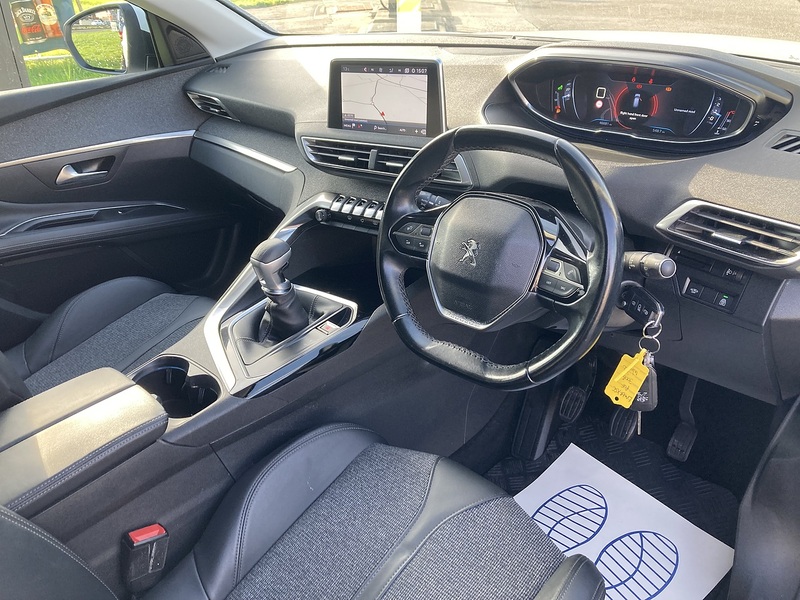 Peugeot 1.2 PureTech Allure SUV 5dr Petrol Manual Euro 6 (s/s) (130 ps)