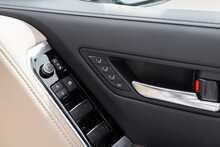 Toyota Land Cruiser ZX - U1437