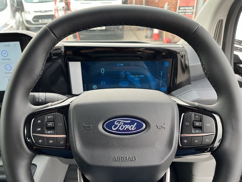 Ford 300 AUTO/MANUAL 2.0D 136 LIMITED DOUBLE-CAB VAN 2.0 6dr Combi AUTO/MANUAL Diesel