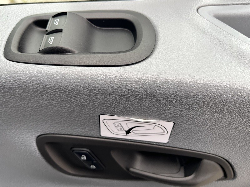 Ford MINIBUS 2.2TDCi 155 17 SEAT XLWB TREND