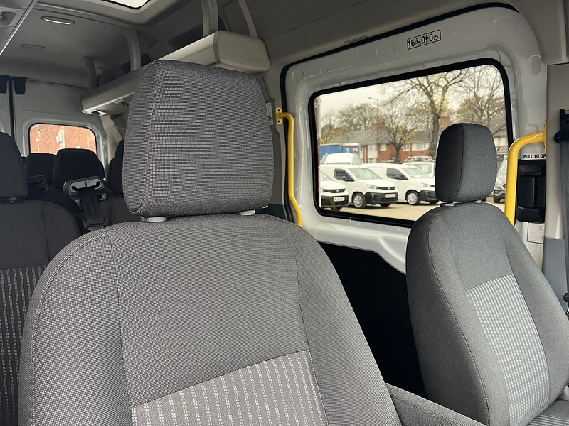 Ford MINIBUS 2.2TDCi 155 17 SEAT XLWB TREND