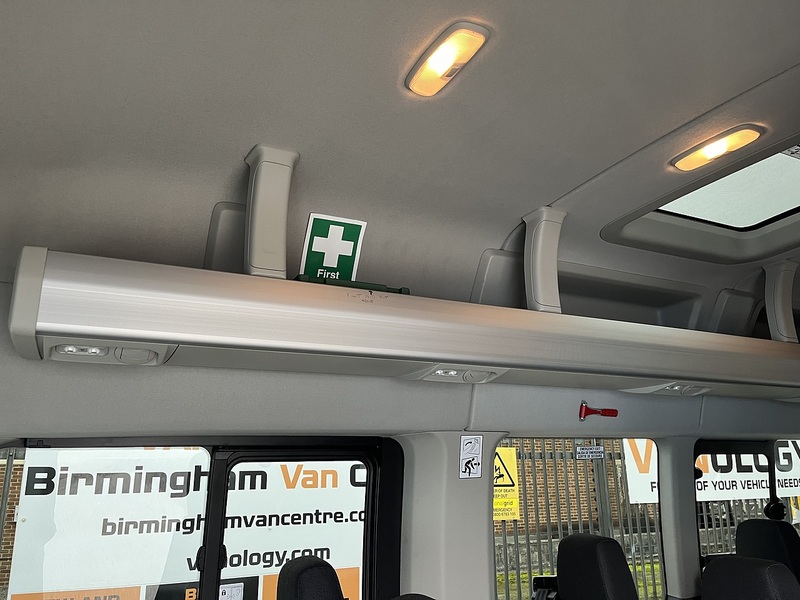 Ford MINIBUS 2.2TDCi 155 17 SEAT XLWB TREND