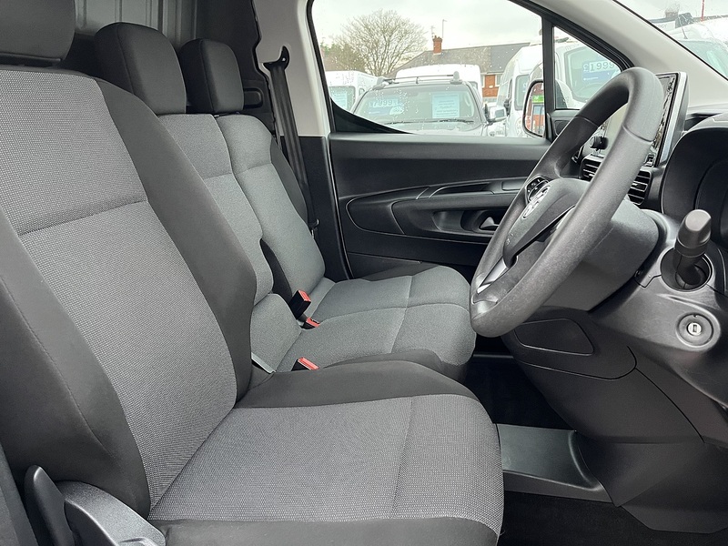 Vauxhall 1.5TDCi 100 SPORTIVE (3 SEAT & MEDIA SCREEN)