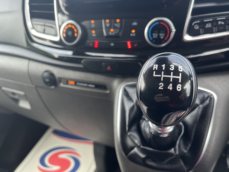 Ford 2.0 320 EcoBlue Limited Crew Van Double Cab 6dr Diesel Manual L2 H1 Euro 6 (s/s) (6 Seat) (130 ps)