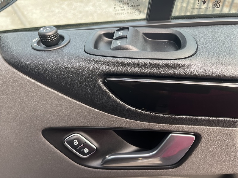 Ford 2.0 320 EcoBlue Limited Crew Van Double Cab 6dr Diesel Manual L2 H1 Euro 6 (s/s) (6 Seat) (130 ps)