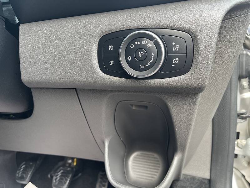 Ford 2.0 320 EcoBlue Limited Crew Van Double Cab 6dr Diesel Manual L2 H1 Euro 6 (s/s) (6 Seat) (130 ps)