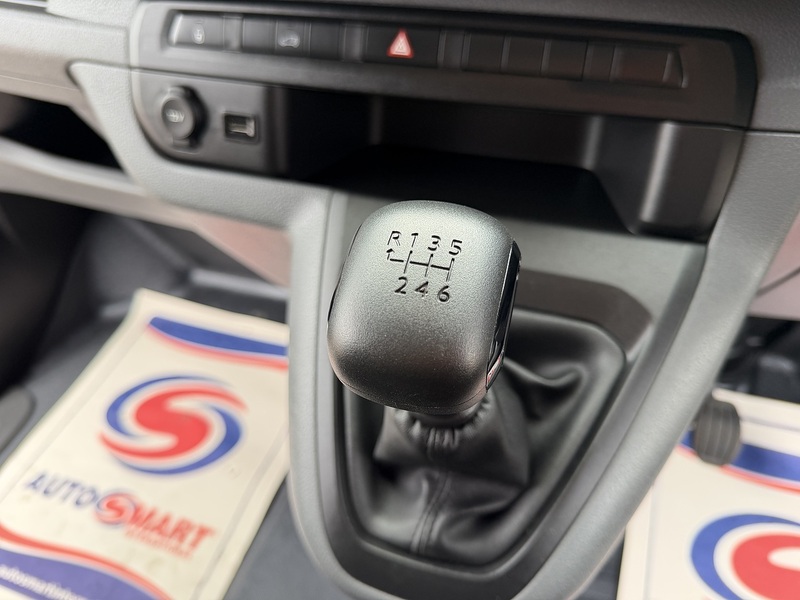 Vauxhall Vivaro Turbo D 2900 Sportive - U8815