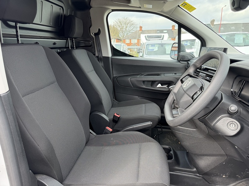 Vauxhall SPORTIVE 1.5CDTi 100 2300 L1 (WITH MEDIA SCREEN)