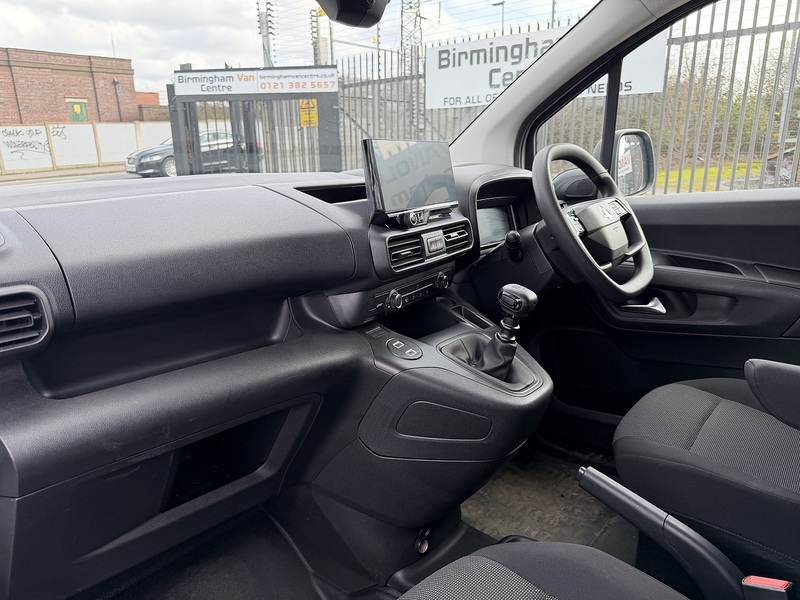 Vauxhall SPORTIVE 1.5CDTi 100 2300 L1 (WITH MEDIA SCREEN)