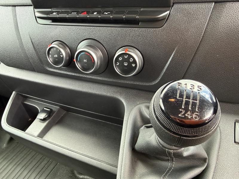 Renault 2.3 dCi 35 Business+ Panel Van 5dr Diesel Manual FWD LWB Medium Roof Euro 6 (135 ps)