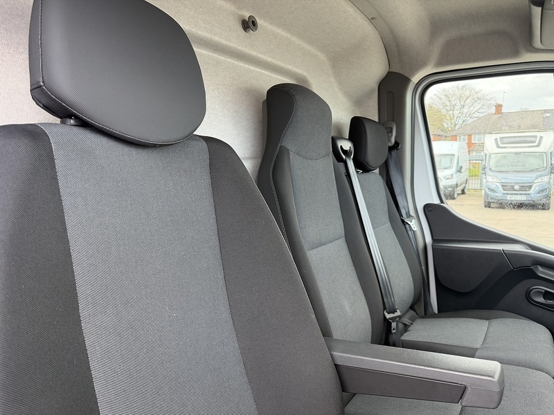 Renault 2.3 dCi 35 Business+ Panel Van 5dr Diesel Manual FWD LWB Medium Roof Euro 6 (135 ps)
