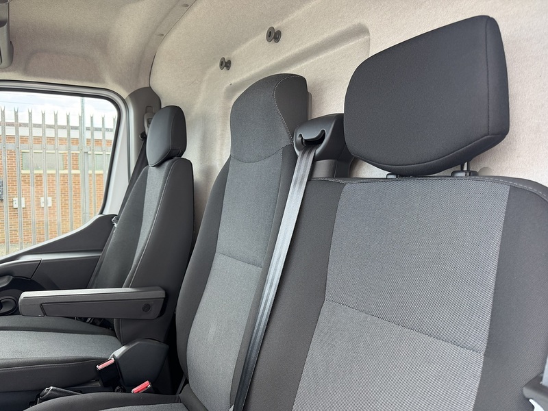 Renault 2.3 dCi 35 Business+ Panel Van 5dr Diesel Manual FWD LWB Medium Roof Euro 6 (135 ps)