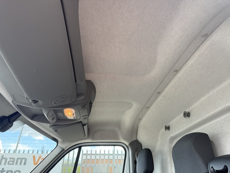 Renault 2.3 dCi 35 Business+ Panel Van 5dr Diesel Manual FWD LWB Medium Roof Euro 6 (135 ps)