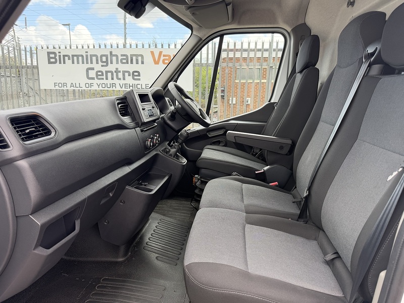 Renault 2.3 dCi 35 Business+ Panel Van 5dr Diesel Manual FWD LWB Medium Roof Euro 6 (135 ps)