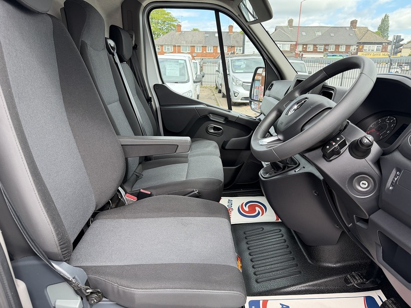 Renault 2.3 dCi 35 Business+ Panel Van 5dr Diesel Manual FWD LWB Medium Roof Euro 6 (135 ps)