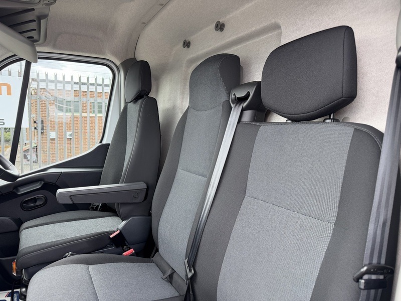 Renault 2.3 dCi 35 Business+ Panel Van 5dr Diesel Manual FWD LWB Medium Roof Euro 6 (135 ps)