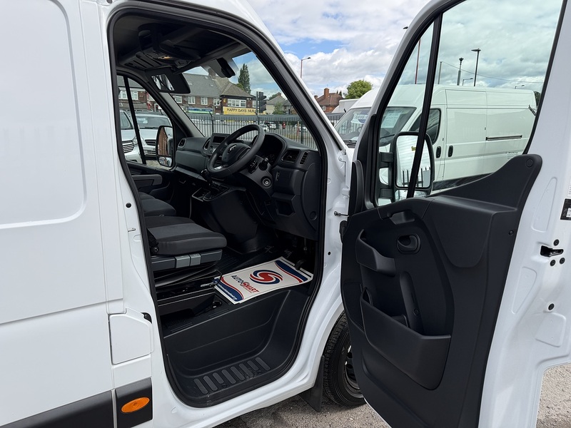 Renault 2.3 dCi 35 Business+ Panel Van 5dr Diesel Manual FWD LWB Medium Roof Euro 6 (135 ps)