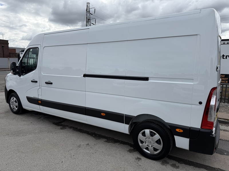 Renault 2.3 dCi 35 Business+ Panel Van 5dr Diesel Manual FWD LWB Medium Roof Euro 6 (135 ps)