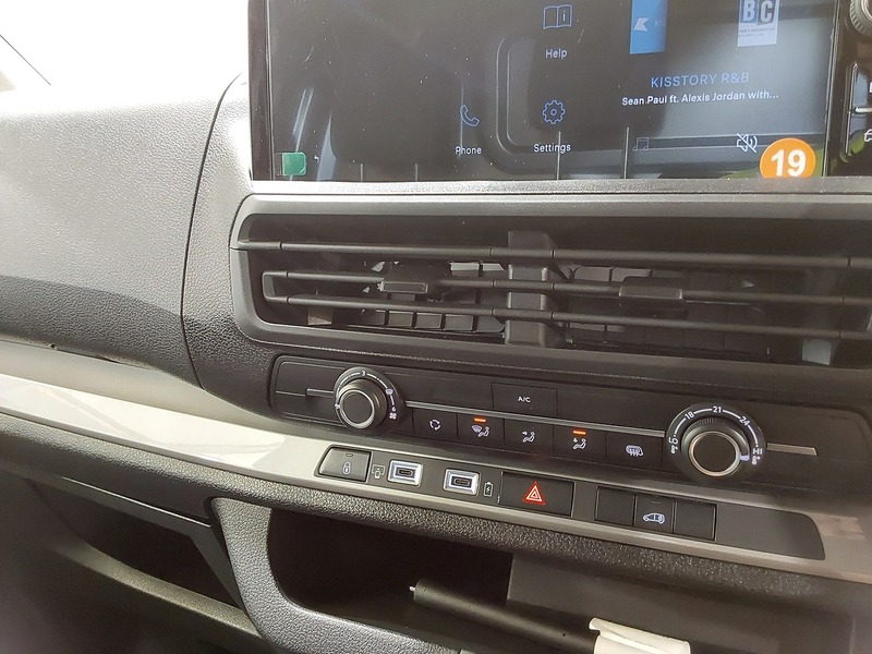 Peugeot 75kWh Professional Standard Panel Van 6dr Electric Auto MWB (7.4kW Charger) (136 ps)
