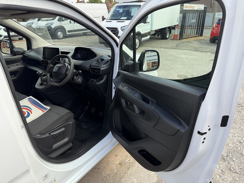 Peugeot Partner BlueHDi 1000 Professional Premium + - U8944