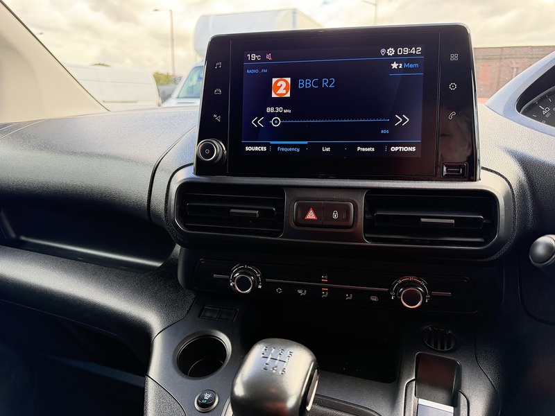 Peugeot Partner BlueHDi 1000 Professional Premium + - U8961