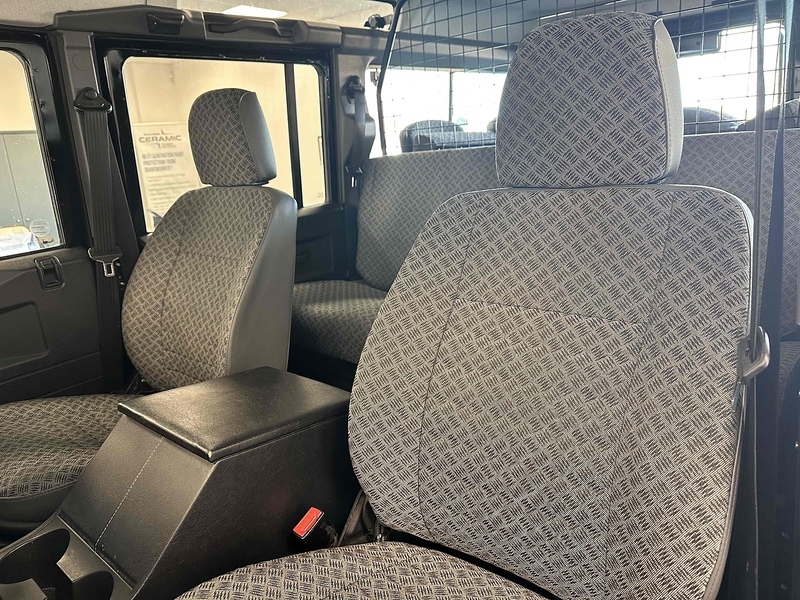 Land Rover Defender 110 TD5 County - U1845