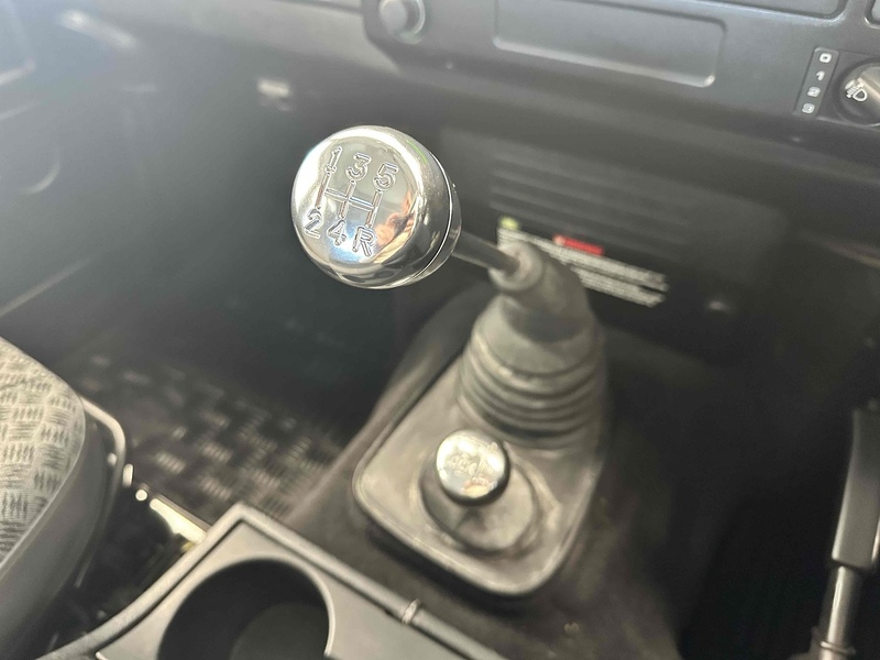 Land Rover Defender 110 TD5 County - U1845