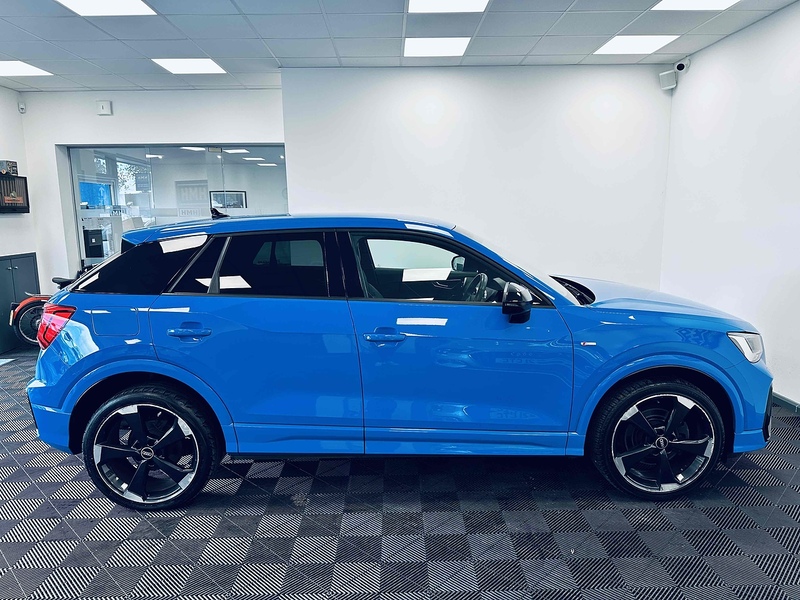 Audi Q2 TFSI CoD Black Edition - U2045