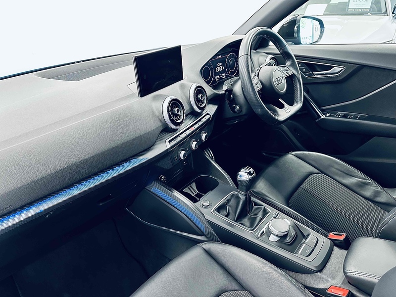 Audi Q2 TFSI CoD Black Edition - U2045