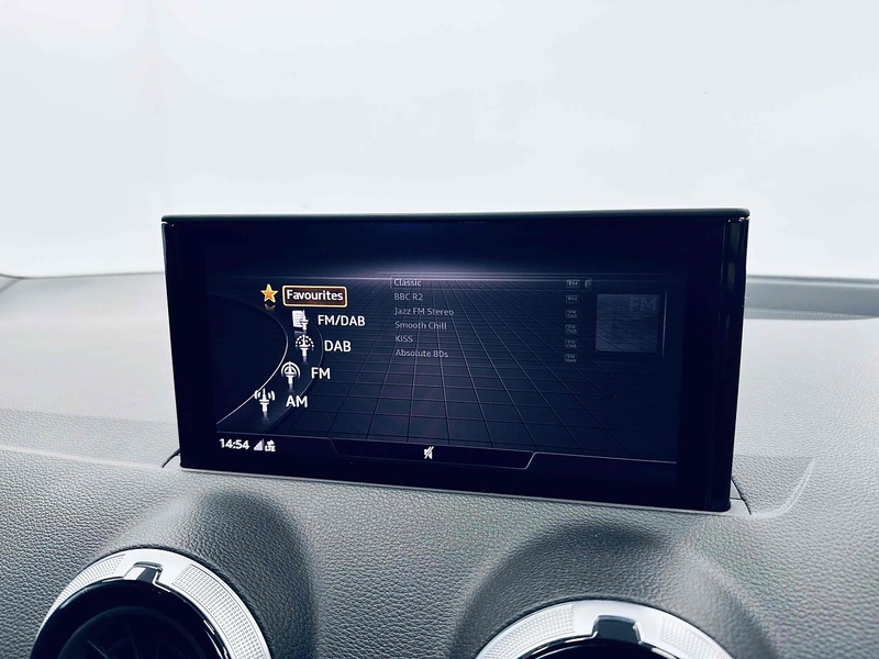 Audi Q2 TFSI CoD Black Edition - U2045