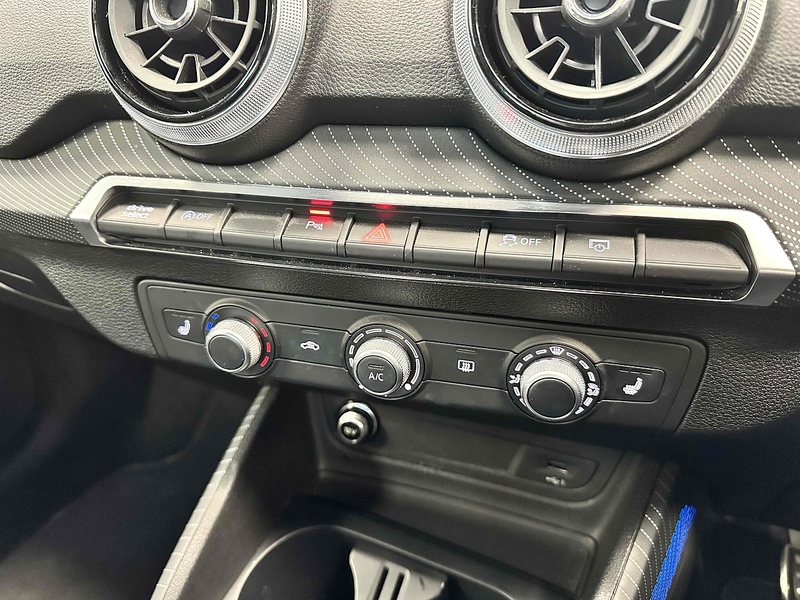 Audi Q2 TFSI CoD Black Edition - U2045