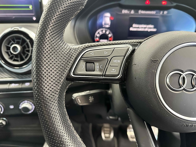 Audi Q2 TFSI CoD Black Edition - U2045