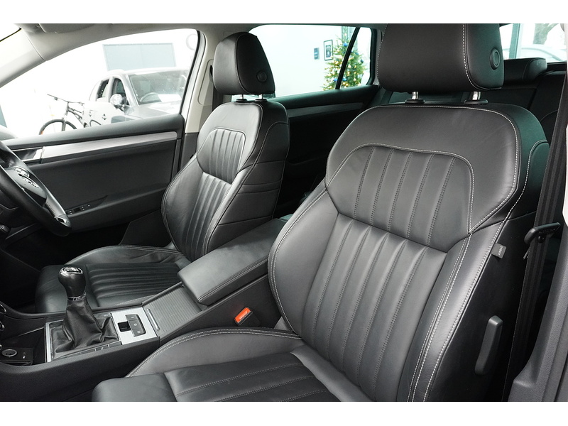 Skoda Superb TDI SE Technology - U2132
