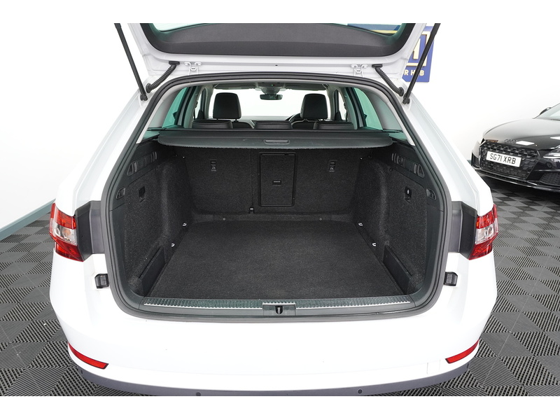 Skoda Superb TDI SE Technology - U2132