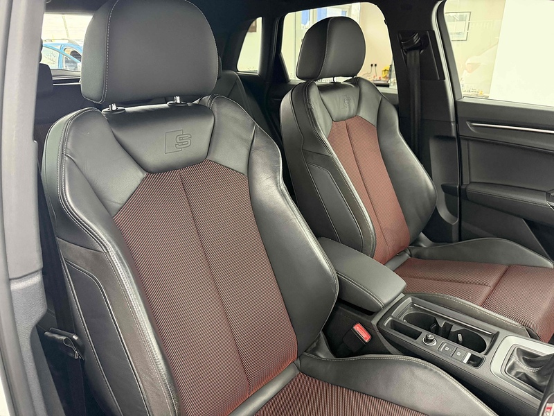 Audi Q3 TFSI CoD Black Edition - U2167