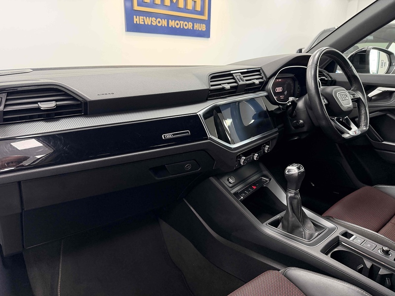 Audi Q3 TFSI CoD Black Edition - U2167