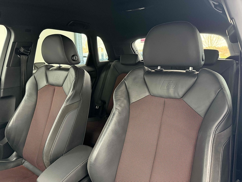 Audi Q3 TFSI CoD Black Edition - U2167