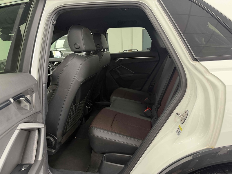 Audi Q3 TFSI CoD Black Edition - U2167