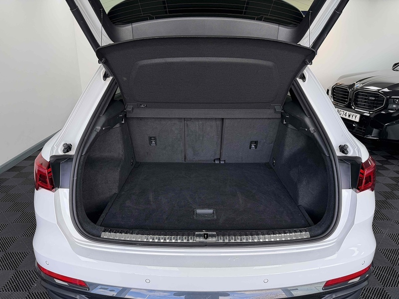 Audi Q3 TFSI CoD Black Edition - U2167