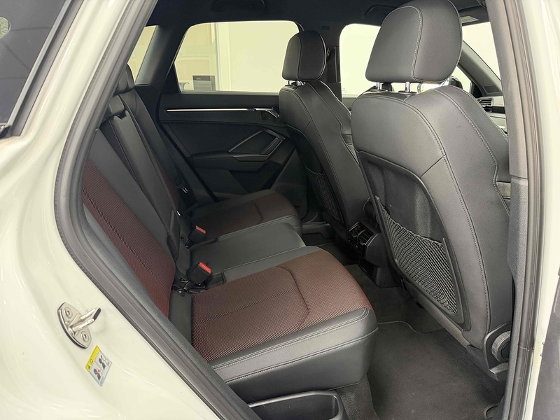 Audi Q3 TFSI CoD Black Edition - U2167