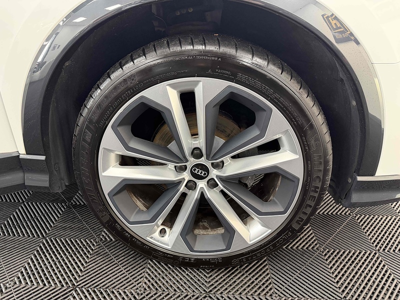 Audi Q3 TFSI CoD Black Edition - U2167