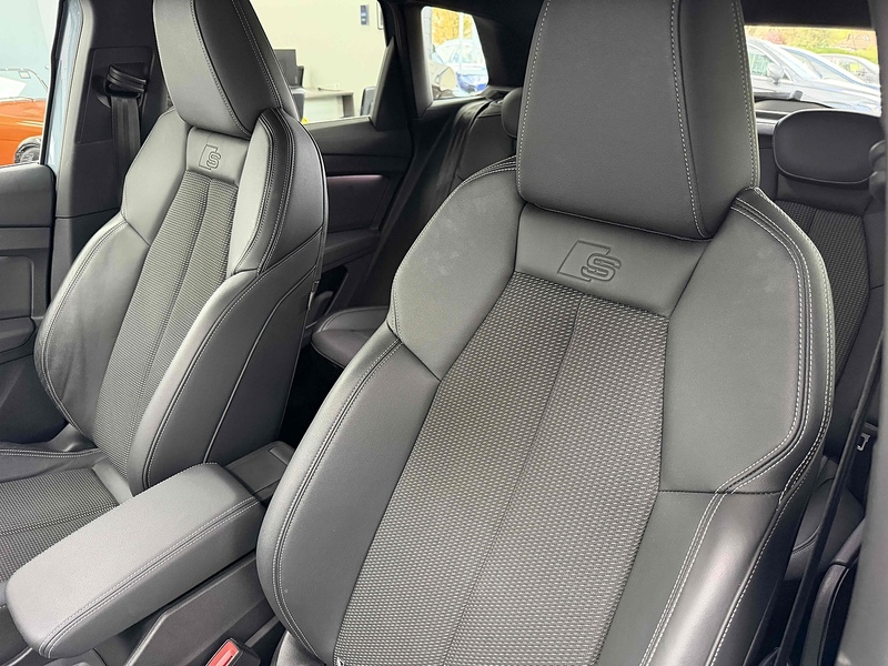 Audi Q4 e-tron S line - U2298