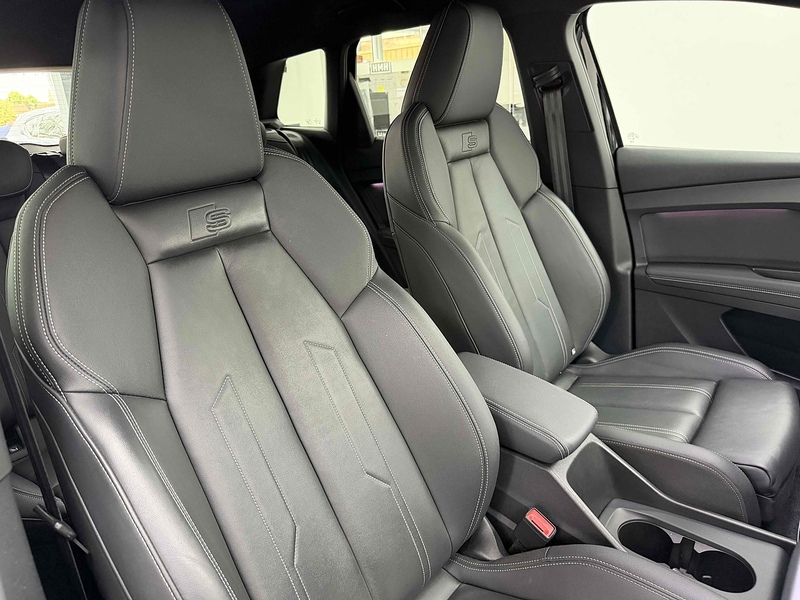 Audi Q4 e-tron Black Edition - U2489