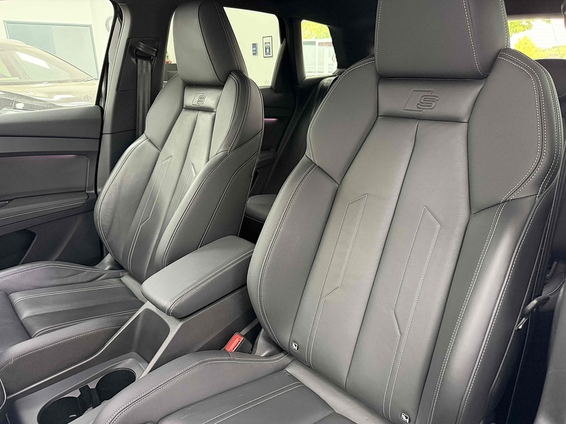 Audi Q4 e-tron Black Edition - U2489