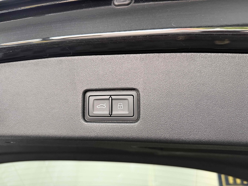 Audi Q4 e-tron Black Edition - U2489