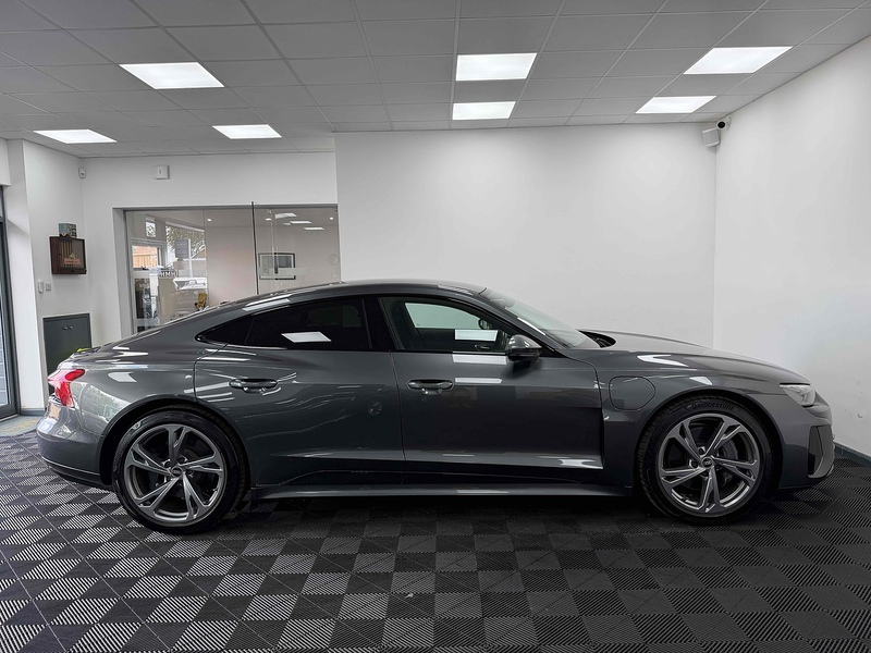 Audi e-tron GT  - U2500