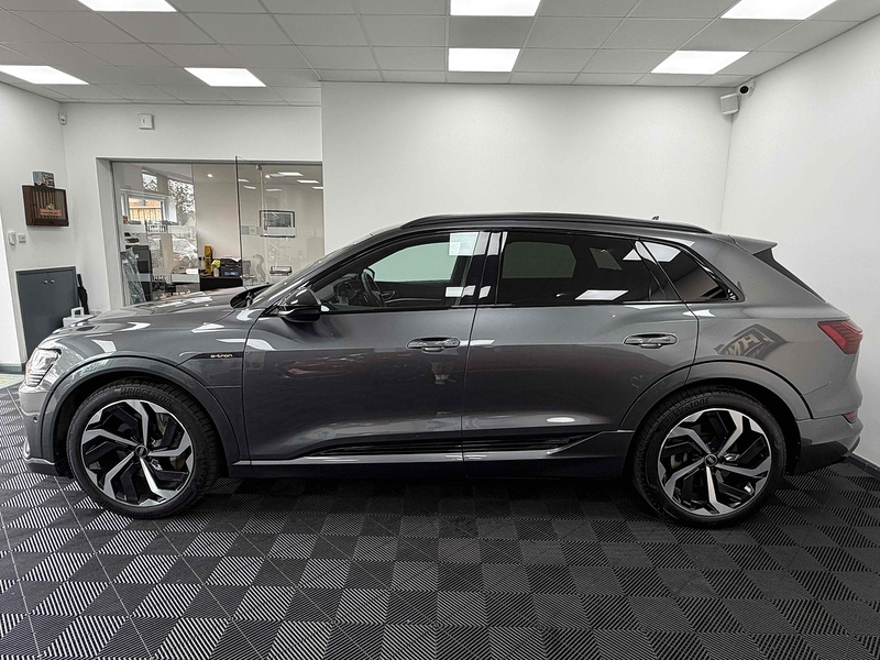 Audi e-tron Black Edition - U2559